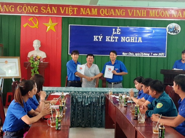 Đoàn cơ sở Trung tâm y tế thực hiện ký kết nghĩa với xã Đoàn Ngọc Chúc gắn với thăm hỏi gia đình chính sách và đoàn viên thanh niên khó khăn tại xã