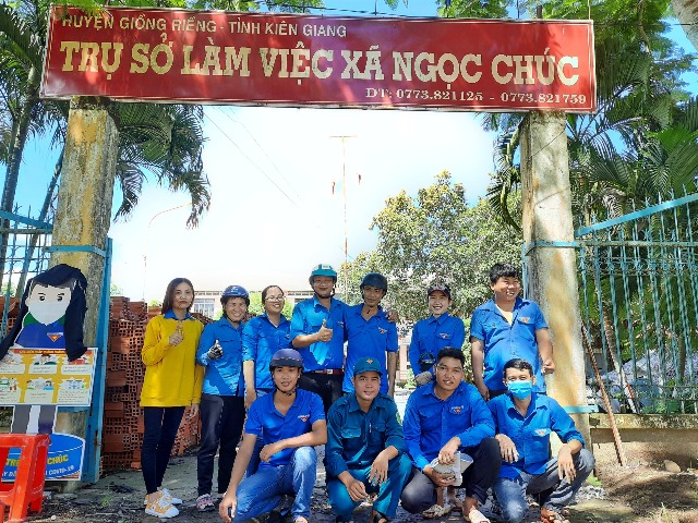 Ngọc Chúc tháo gỡ quảng cáo, rao vặt sai quy định; làm vệ sinh khu vực Trụ sở làm việc Xã