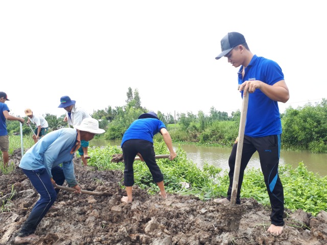 Tiếp tục ra quân vệ sinh, phát hoang tuyến đường ấp Đường Lác