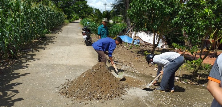 Xã đoàn Thạnh Lộc tham gia xây công trình đường thắp sáng đường quê