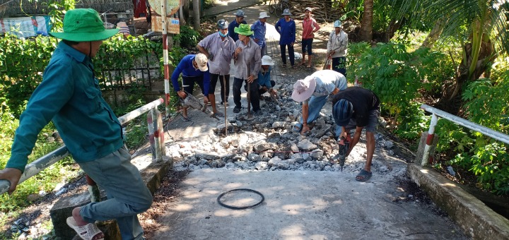 Ngọc Thành, sửa chữa dốc cầu cho bà con đi lại dễ dàng