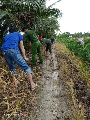 ĐCS Công an huyện và xã Đoàn Thạnh Hòa thực hiện ngày thứ 7 tình nguyện làm đường dân sinh