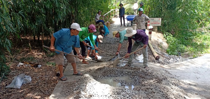 Ngọc Thành, thứ 7 tình nguyện sửa chữa 02 dốc cầu Kênh Đầu Sóc ấp Ngọc Lợi