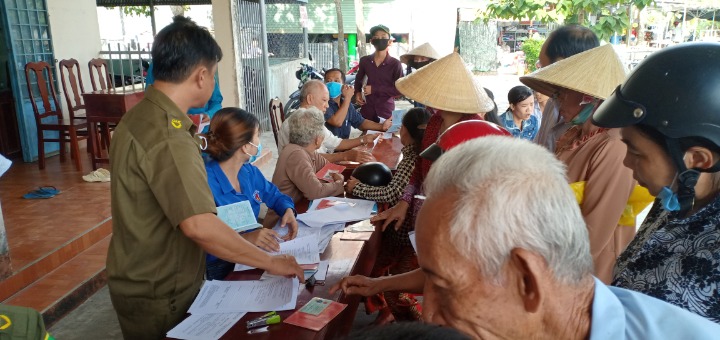 Ngọc Thành, hỗ trợ nhân dân làm thủ tục hành chính, cài Bluezon và hướng dẫn phòng, chống Covid 19