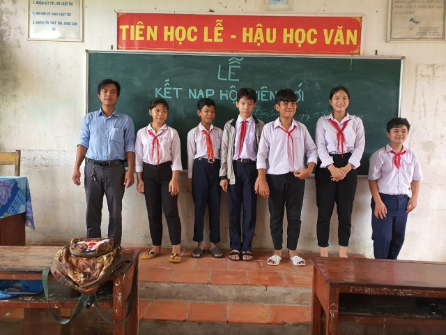 Bàn Tân Định kết nạp hội viên mới