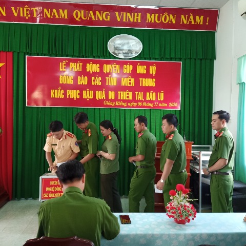 Đoàn cơ sở Công an huyện hướng về miền Trung