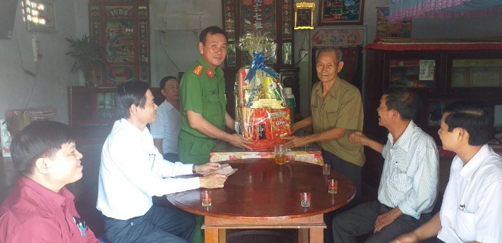 Thăm, chúc Tết, tặng quà cho gia đình chính sách trên địa bàn xã Thạnh Lộc.