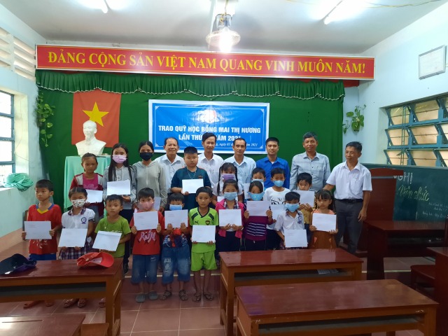 BCH Đoàn xã Hòa Hưng tổ chức trao học bổng cho học sinh có hoàn cảnh khó khăn