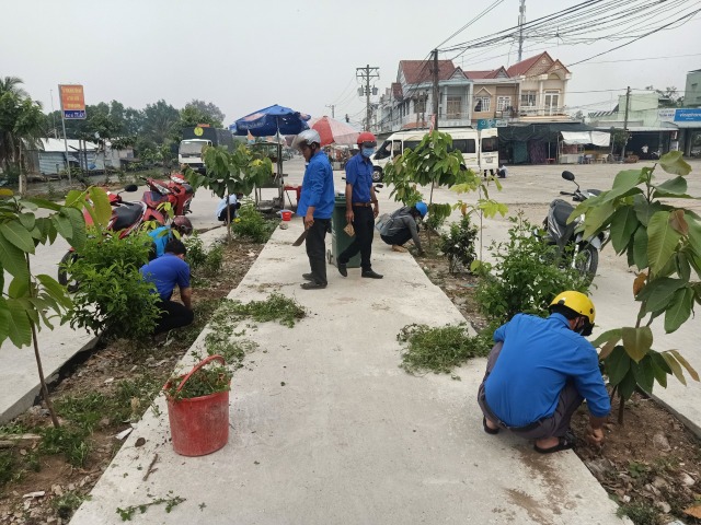 Ngọc Thành, trồng hoa và tháo gỡ các biển báo sai quy định