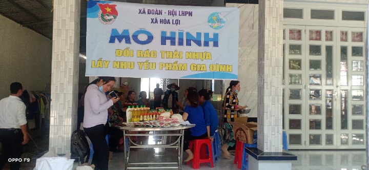 Xã Đoàn Hoà Lợi phối hợp cùng với hội LHPN ra mắt mô hình đổi rác thải nhựa lấy nhu yếu phẩm.