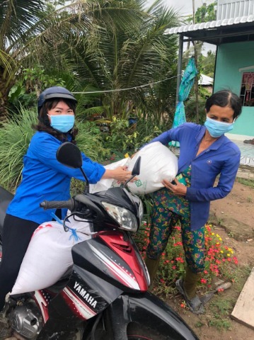 Đội xung kích tình nguyện xã Vĩnh Thạnh tham gia phát quà cho những hộ gia đình có hoàn cảnh khó khăn trong mùa dịch