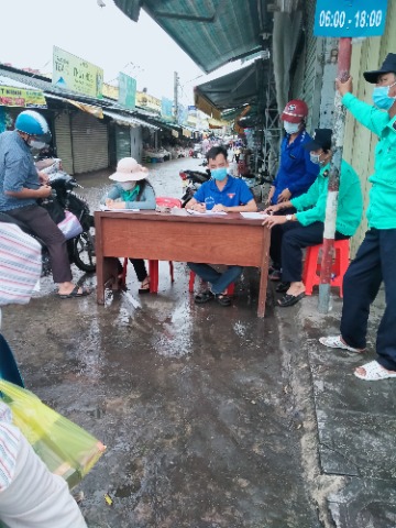 Đoàn Thanh Niên thị trấn tham gia lập các chốt để kiểm soát bà con ra vào chợ.