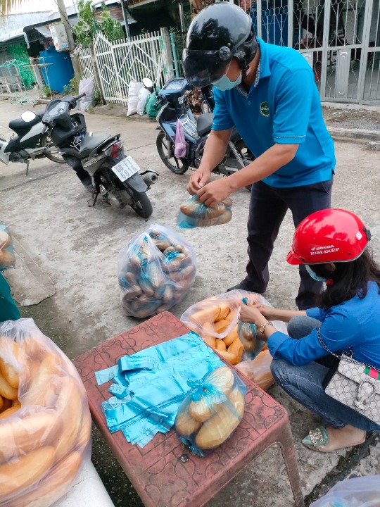 Đội thanh niên tình nguyện xã Ngọc Thuận hỗ trợ bánh mì đến các hộ dân có hoàn cảnh khó khăn.