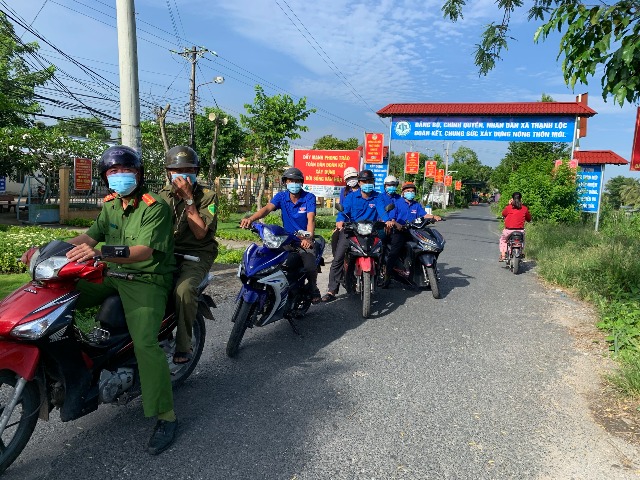 Đội tình nguyện cộng đồng xã Thạnh Lộc phối hợp cùng với lực lượng công an tuần tra kiểm sót.