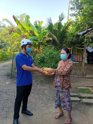 Đội thanh niên tình nguyện xã Ngọc Thuận tiếp tục phát bánh mì đến các hộ dân có hoàn cảnh khó khăn trên địa bàn