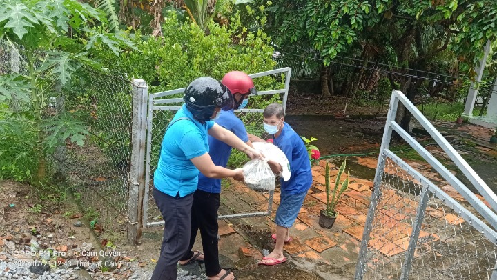 Hòa Lợi - Đội tình nguyện tham gia phát quà hỗ trợ cho hộ dân bán vé số và các hộ có hoàn cảnh khó khăn. 