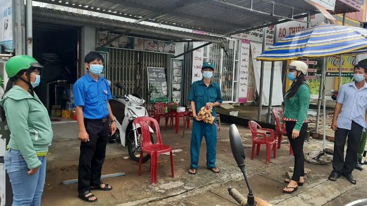 Đội xung kích tình nguyện xã Thạnh Hòa tiếp tục hỗ trợ thực phẩm tại các chốt kiểm soát dịch bệnh covip-19 trên địa bàn xã và xã giáp ranh!