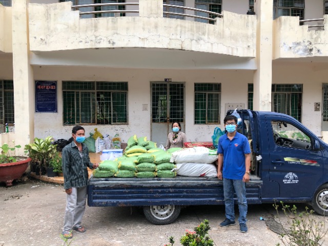 Xã đoàn thực hiện tham gia công tác hỗ trợ người dân trong phòng, chống dịch Covid-19 và hỗ trợ người dân bị lốc xoáy.