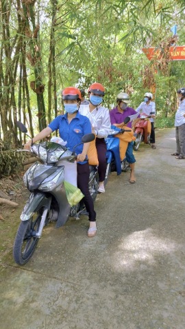 Đoàn Thanh niên xã Thạnh Phước tiếp tục trao quà cho người nghèo