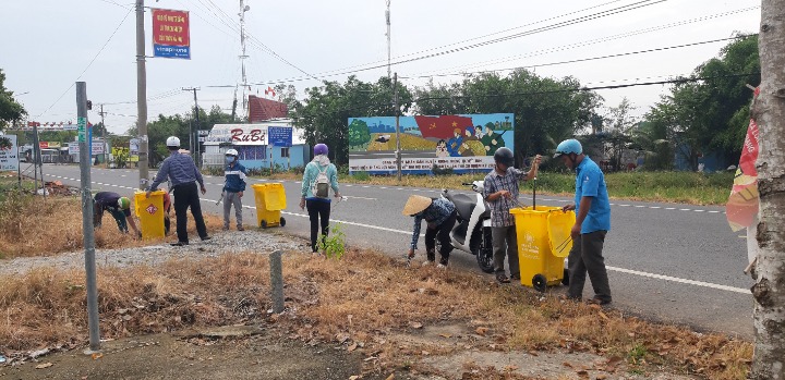 Xã đoàn Long Thạnh tổ chức thu gôm rác trên địa bàn xã