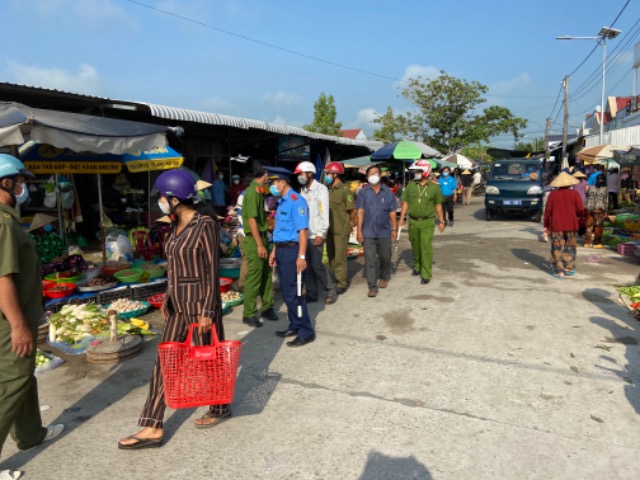 Xã đoàn Long Thạnh tham gia cùng ban an toàn giao thông xã và thanh tra giao thông huyện phân luồng, sắp xếp chợ, hành lang lộ giới chuẩn bị đón Tết Nhâm dần 2022