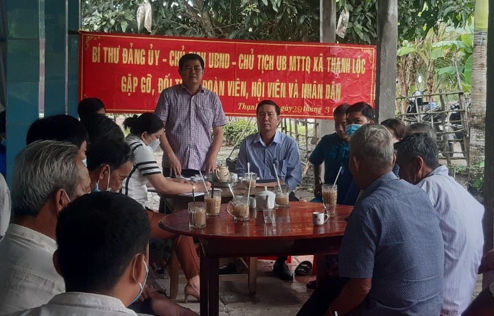 Cấp ủy đảng, chính quyền địa phương xã Thạnh Lộc giao lưu, đối thoại với nhân dân.