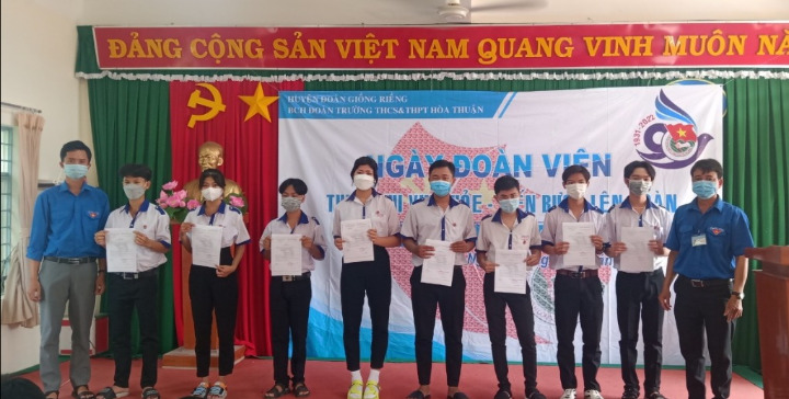 Đoàn trường THCS-THPT Hòa THuận tổ chức lễ kết nạp đoàn viên.