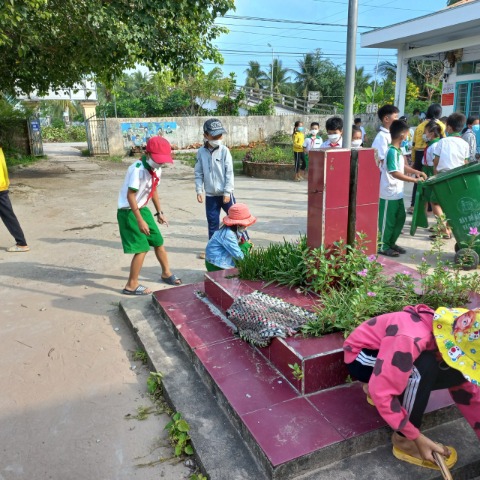 Hội đồng đội xã Bàn Tân Định chỉ đạo hoạt động tình nguyện theo chuyên đề ``Trường đẹp cho em``