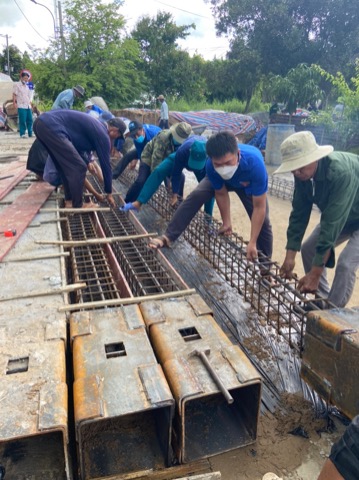 Xã đoàn Long Thạnh phối hợp nhóm từ thiện Lý Thiện góp ngày công xây dựng cầu sông cái bé.