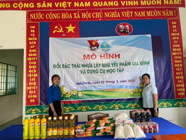 Ngọc Thuận tiếp tục duy trì mô hình đổi rác thải nhựa lấy nhu yếu phẩm gia đình và dụng cụ học tập 