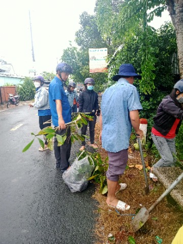 Xã Đoàn Thạnh Hưng phối hợp trồng tuyến đường hoa tại ấp Thạnh Trung  