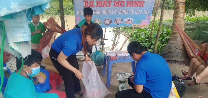 BCH Đoàn xã Thạnh Phước ra mắt mô hình đổi rác thải nhựa lấy dụng cụ học tập 