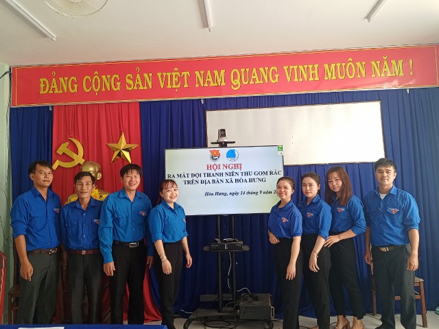 Hòa Hưng ra mắt mô hình đội thanh niên thu gom rác trên địa bàn xã