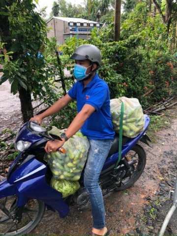 BÀN THẠCH TÌNH NGUYỆN GIÚP DÂN HỖ TRỢ, TIÊU THỤ DƯA LEO TẠI ẤP LÁNG SƠN 