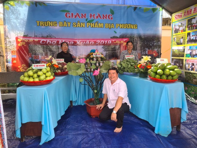 Đoàn Hội Thị trấn tham gia trưng bài sản phẩm của địa phương đến người tiêu dùng , hỗ trợ người dân tiêu thụ các sản phẩm.