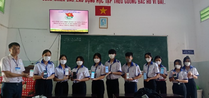 Đoàn trường THCS và THPT Hòa Thuận hướng dẫn cài đặt Vncare cho Đoàn viên, Hội viện.