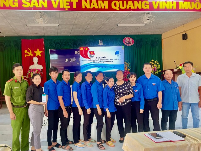 Bàn Thạch Ra mắt Đội hình tuyên truyền, cài đặt phần mềm quản lý sức khỏe Vncare qua điện thoại cảm ứng thông minh   