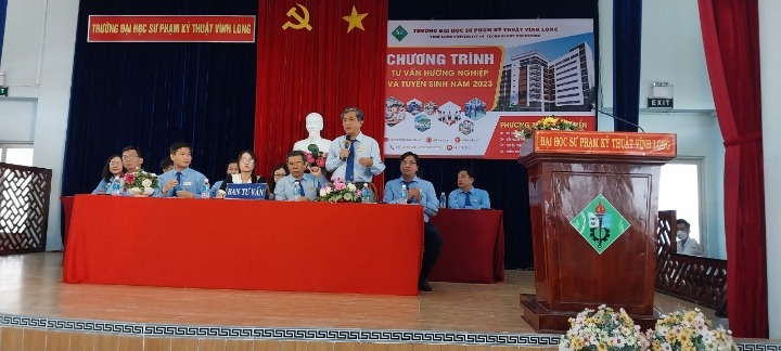 Trường THPT Giồng Riềng tổ chức cho học sinh tham quan và tư vấn hướng nghiệp tại các trường Đại học