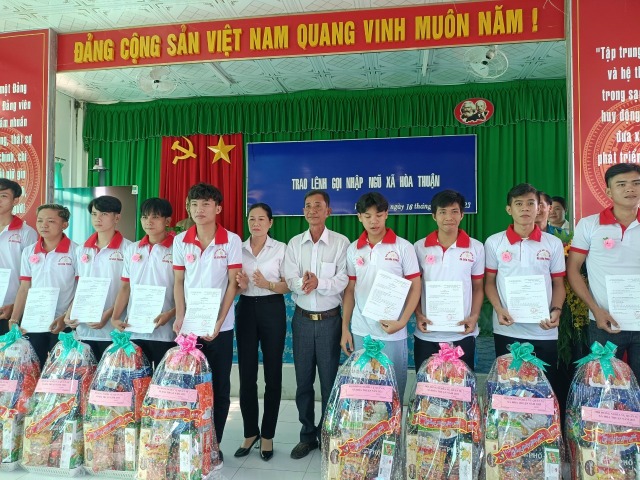 Xã Hòa Thuận trao lệnh gọi nhập ngũ cho Thanh niên năm 2023.