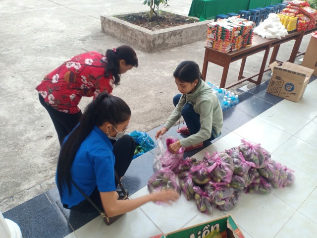 Chi đoàn ấp Tràm Chẹt xã Bàn Tân Định hỗ trợ hộ dân tộc Khmer của ấp tiêu thụ nông sản