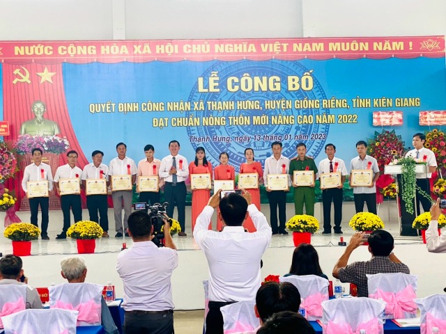 Xã Thạnh Hưng long trọng tổ chức Lễ đón nhận xã Nông thôn mới nâng cao 