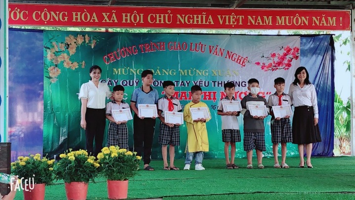 Đoàn, Hội, HĐĐ Thị Trấn Tổ chức Vòng tay yêu thương gắn với Tuyên truyền pháp luật phòng, chống ma tuý, luật ATGT cho thanh thiếu nhi. 