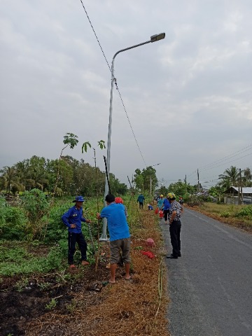 Xã đoàn - UBH LHTN xã Ngọc Hòa phối hợp cùng UBND xã trồng cây xanh.