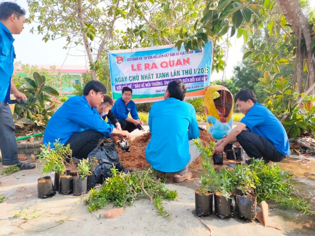 Xã Hòa Thuận tổ chức ra quân lần thứ I ngày Chủ nhật xanh trong tháng thanh niên năm 2023