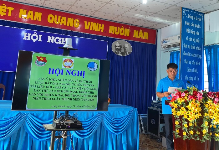 Đoàn Thanh niên - Hội LHTNVN xã Long Thạnh phối hợp tổ chức tuyên truyền tài liệu hỏi - đáp các văn kiện lần thứ sáu BCH TW Đảng khóa XIII; gắn với triển khai, đối thoại với Thanh niên theo luật Thanh niên năm 2020