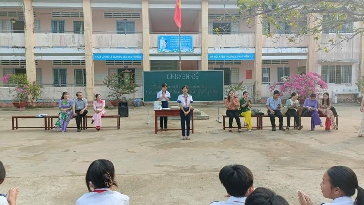 Hội đồng đội xã Hòa Lợi phối hợp với Trường Tiểu học và  THCS Hòa Lợi tổ chức sinh hoạt dưới cờ mỗi tuần một câu chuyện đẹp, một cuốn sách hay