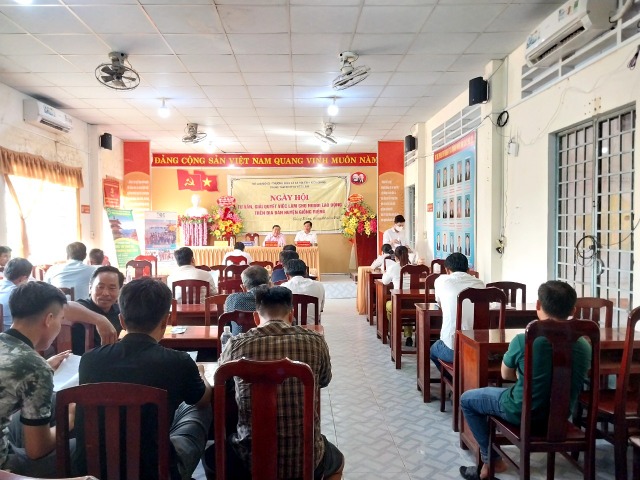 BCH Đoàn xã Thạnh Phước phối hợp tổ chức ngày hội tư vấn giải quyết việc làm cho người lao động