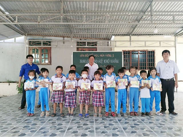 Xã Đoàn Hòa Hưng phối hợp với Ban giám hiệu trường tiểu học Hòa Hưng 1 trao quà cho học sinh khó khăn