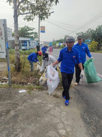 Xã đoàn Long Thạnh phối hợp tổ chức thu gom rác trên các tuyến đường trên địa bàn xã góp phần giữ vững tiêu chí NTM, NTM nâng cao năm 2024