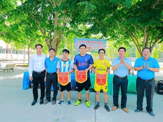 Xã Đoàn Hòa Hưng giao lưu bóng đá với Đoàn trường THCS&THPT Hòa Hưng kết nghĩa.